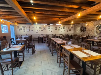 Restaurant mit Holzbalkendecke