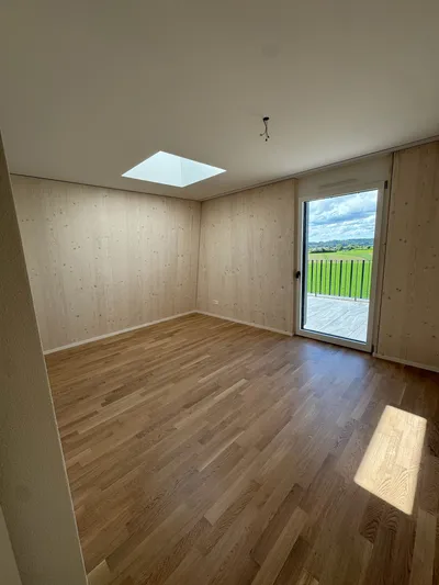 Zimmer mit Holzverkleidung